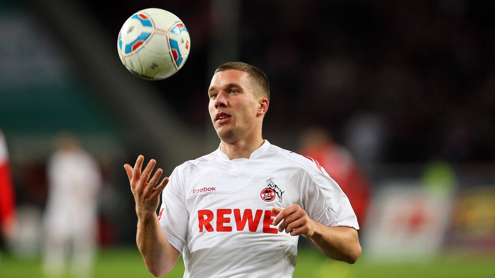 _温暖瞬间：运动员赛后帮助对手站起来_，运动员受伤后继续比赛的精神