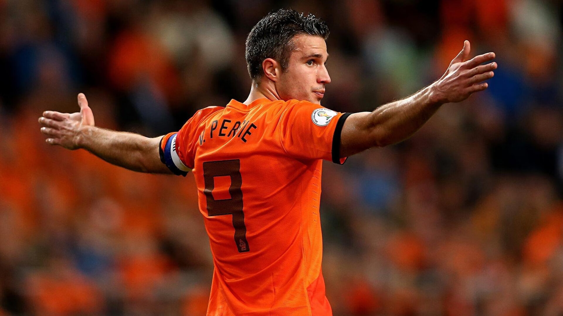 罕见的飞跃:车手意外飞出赛道瞬间,赛车飞跃撞车